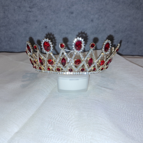 Red crown - Picture 2 of 2